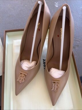 NWT Burberry Ezra Nude/Tan Pointed Leather Pumps with Gold TB Emblem size 37.5